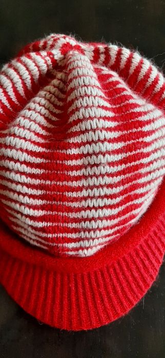 Czapka biało-czerwona z daszkiem ciepła angora Nowa