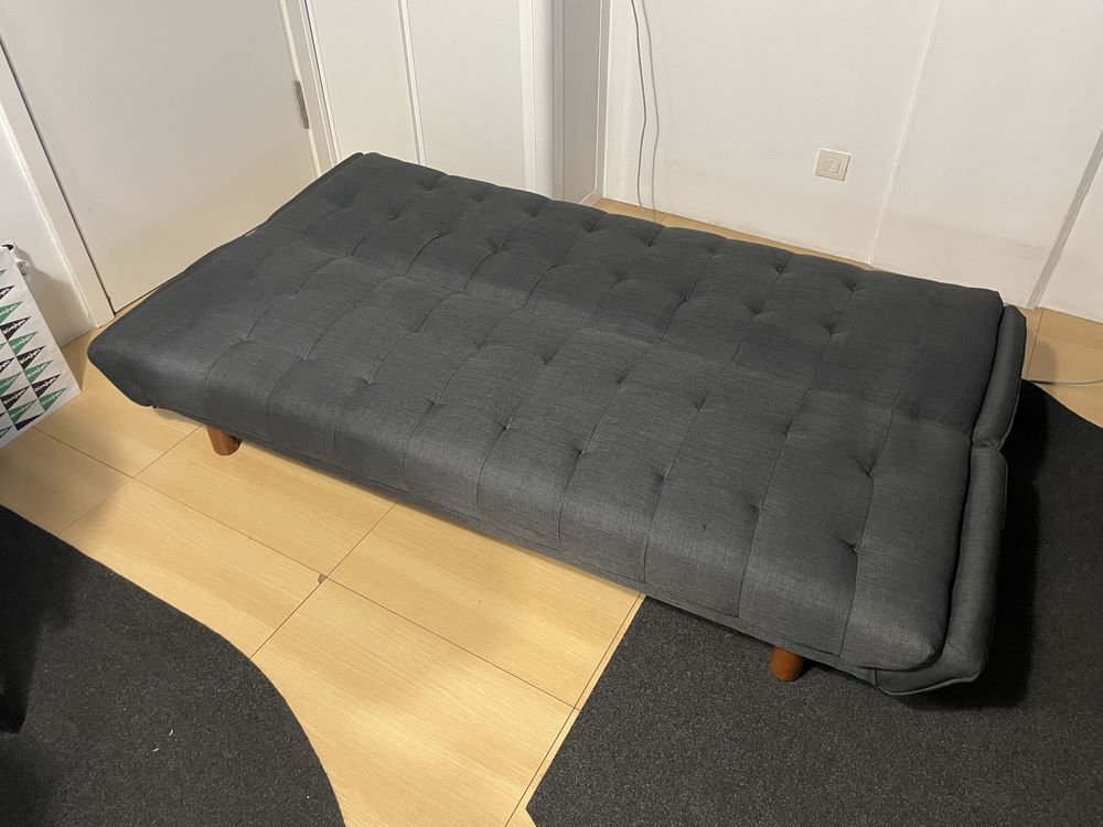 Sofá azul escuro desdobrável (cama)