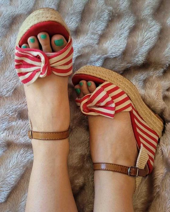 Sandálias Novas Compensadas