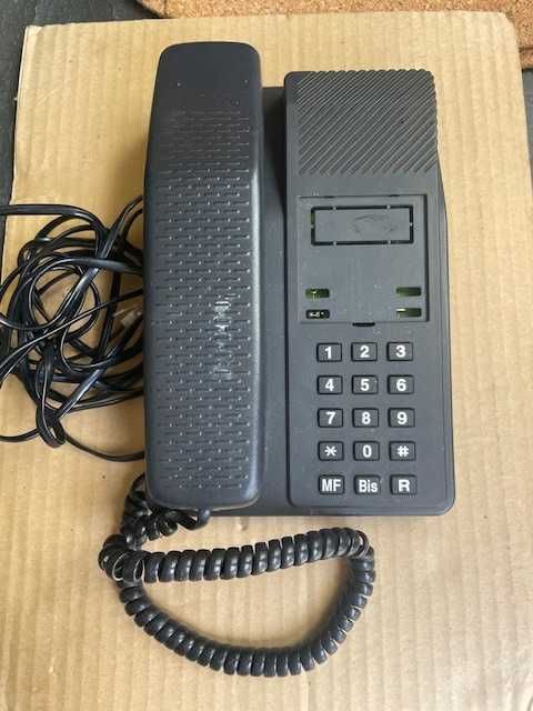 Telefone de teclas antigo