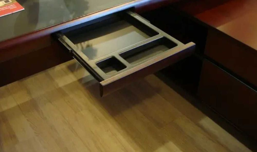 Елітний офісний комплект - стіл з тумбами та дві шафи