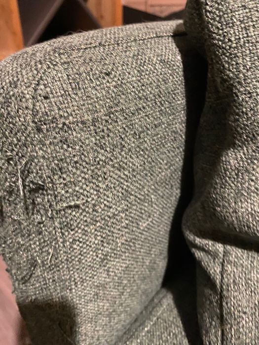 Sofá verde em tecido muito resistente