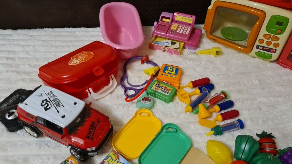 Дитячі іграшки. Дитяча посудка, кухня, плита, пральна машина.