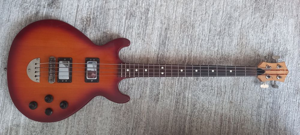 Defil luna 22 gitara basowa