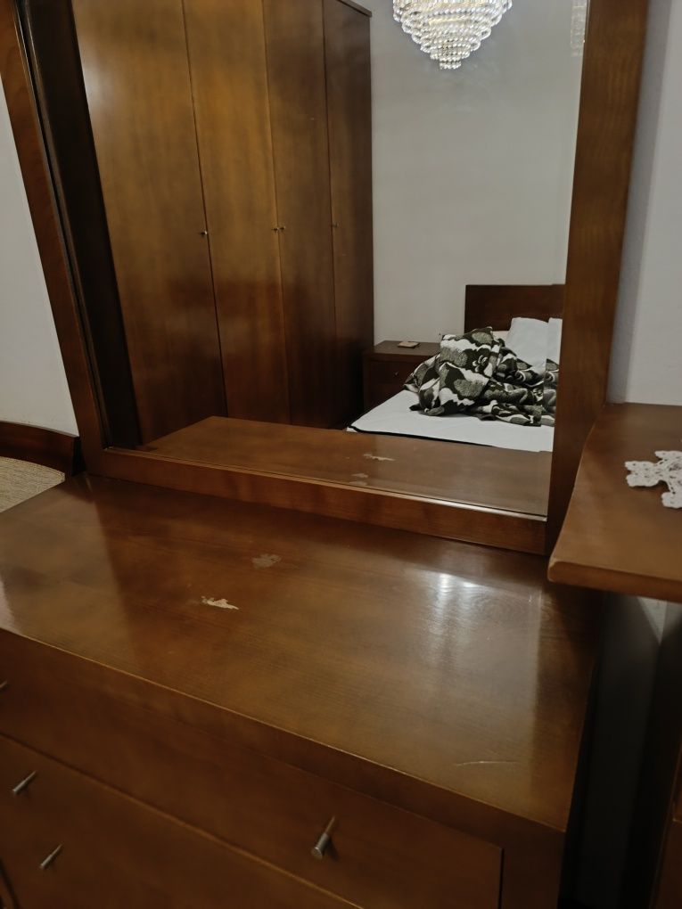 Quarto completo cama+2mesinhas de cabeceira+cómoda com espelho