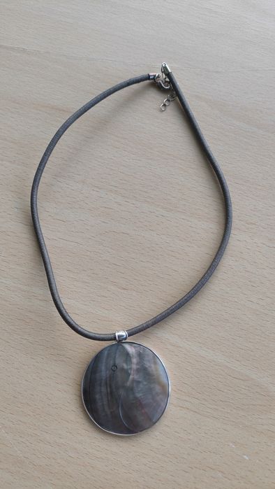 Naszyjniki na rzemyku