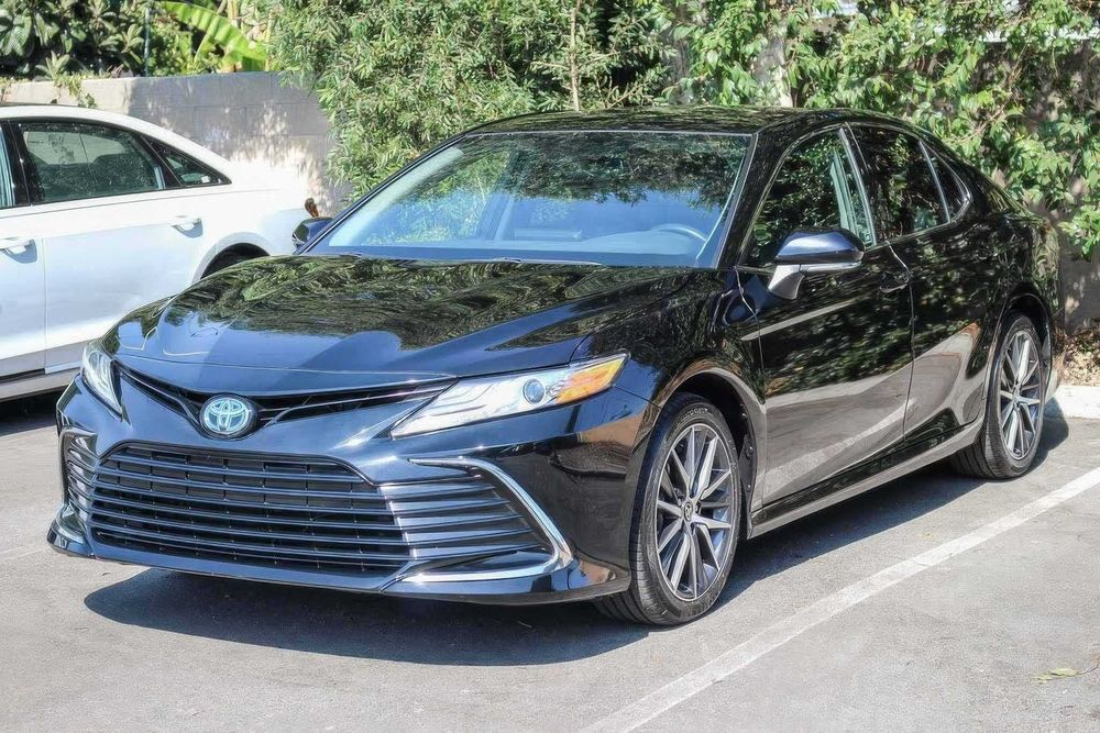 Toyota Camry Hybrid XLE      2024