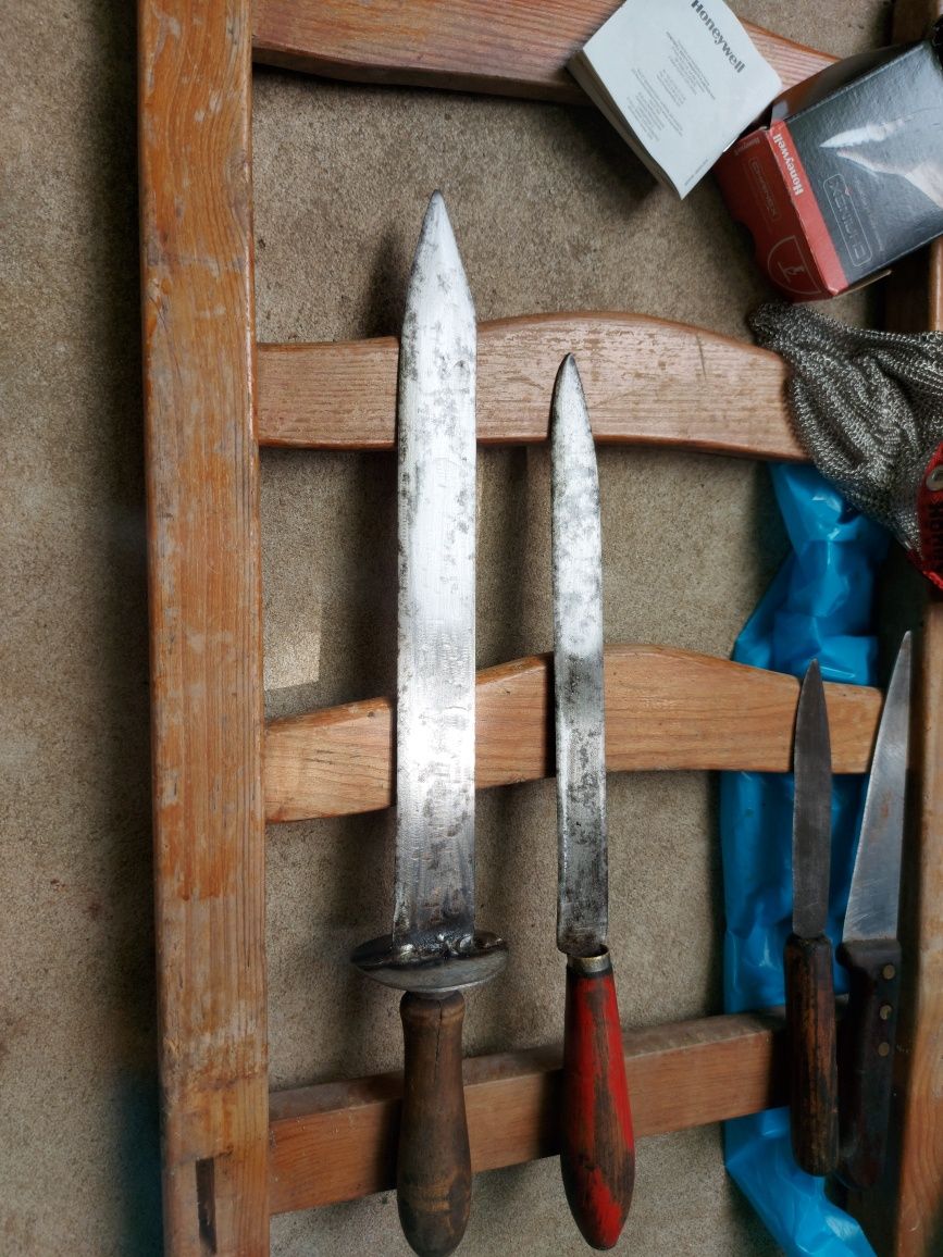 2 facas de matar porcos+ 2 de raspar quando se está a chamuscar o po