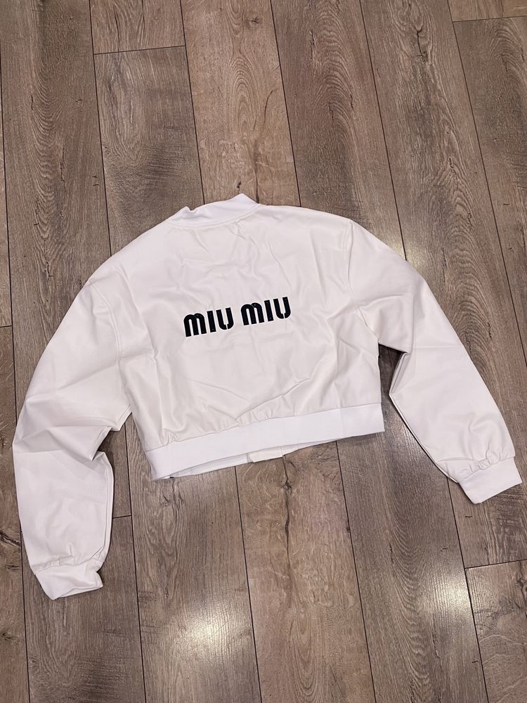 Жіноча біла шкіряна куртка-бомбер Miu Miu