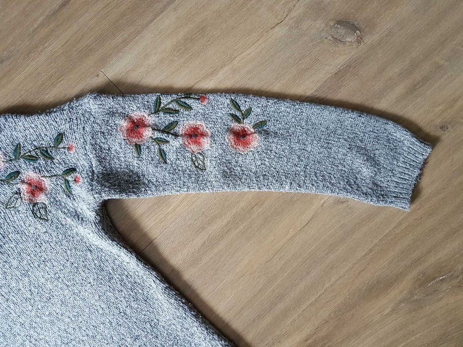 PRIMARK szary sweterek z kwiatkami i listkami roz. 140 9-10 lat