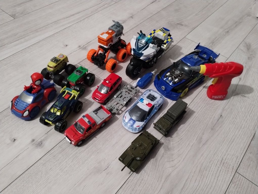 Zestaw 15 sztuk samochodów, motorów i innych pojazdów
