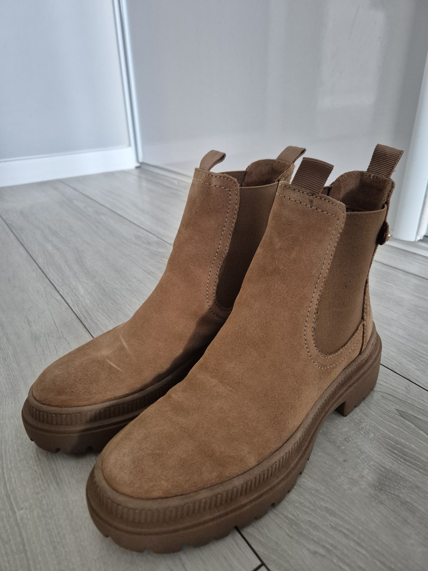 Botki damskie marki Lasocki w kolorze camel rozmiar 39 skórzane!