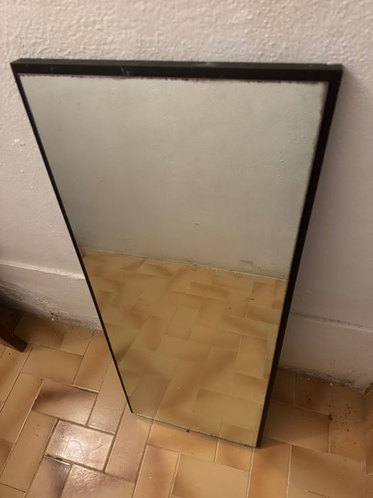 Espelho com moldura preta