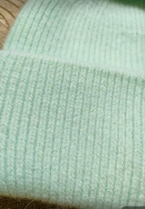 Тепла зимова шапка, колір м'ята, дуже класна .