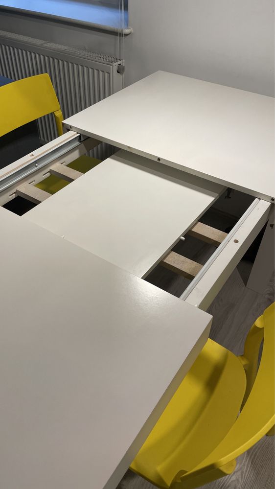 Stol i żółte krzesła z Ikea.