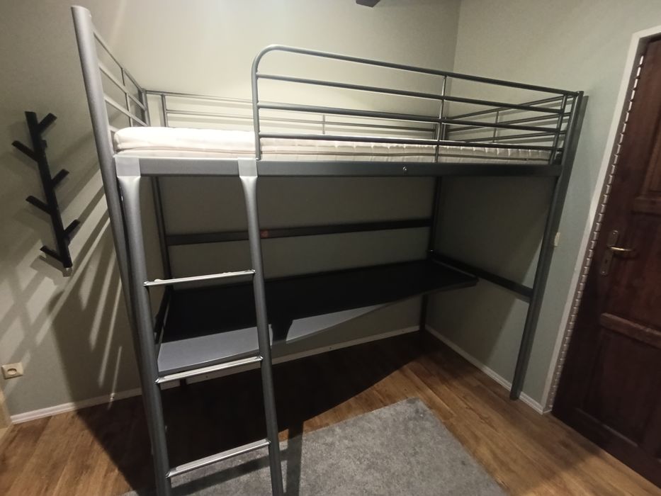 Łóżko piętrowe Ikea Svarta z biurkiem i materacem