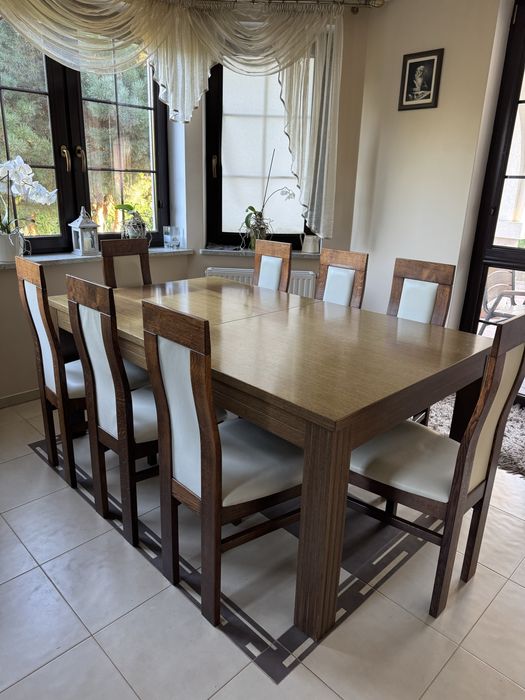 Stół drewniany rozkładany, krzesła.