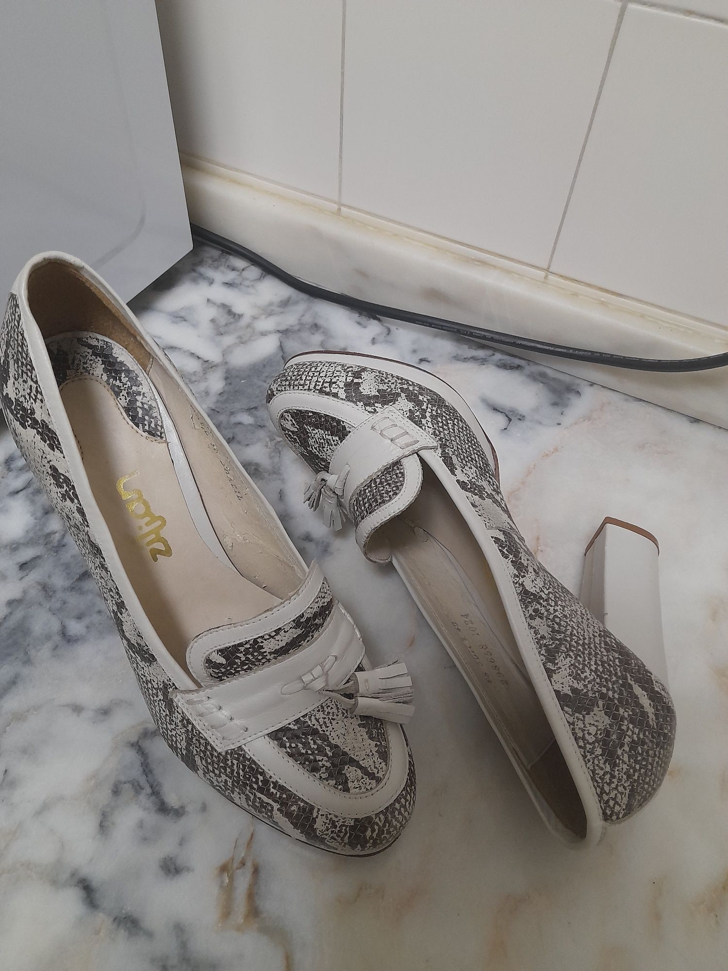Sapatos pretos e brancos em pele de cobra compensados, tam 40