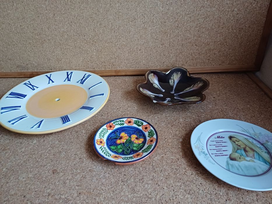 Conjunto de louças. Relógio numeração romana, pratos...
Peças antigas,