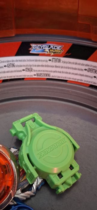 Arena beyblade + 3 beyblades