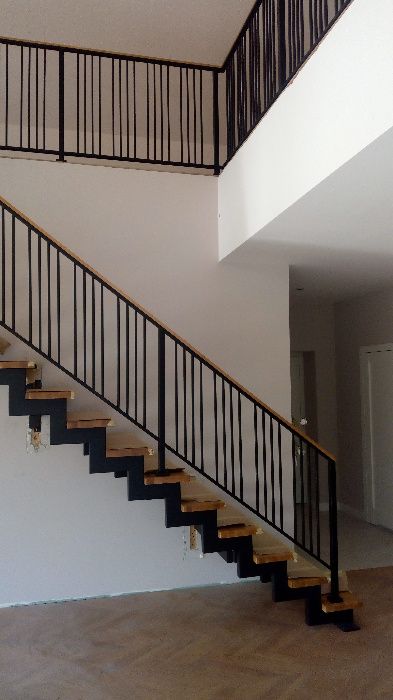 schody metalowe drewniane balustrady nierdzewne ażurowe nowoczesne