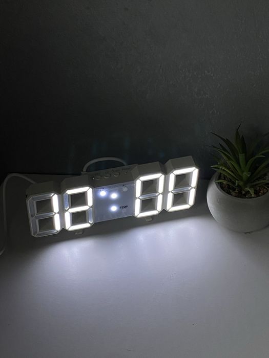 Цифровий електронний годинник на робочий стіл