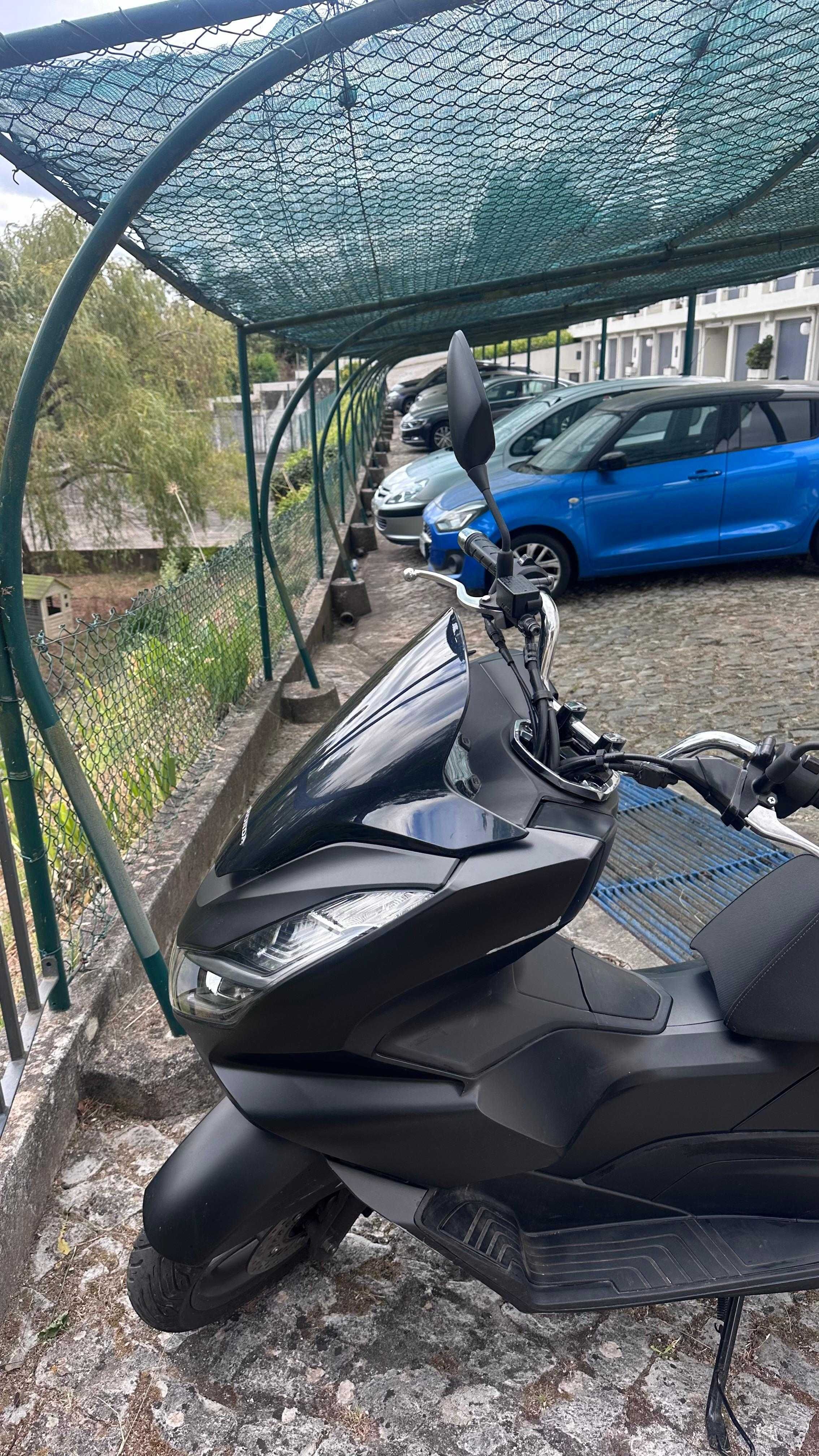 Honda PCX 2024 preta