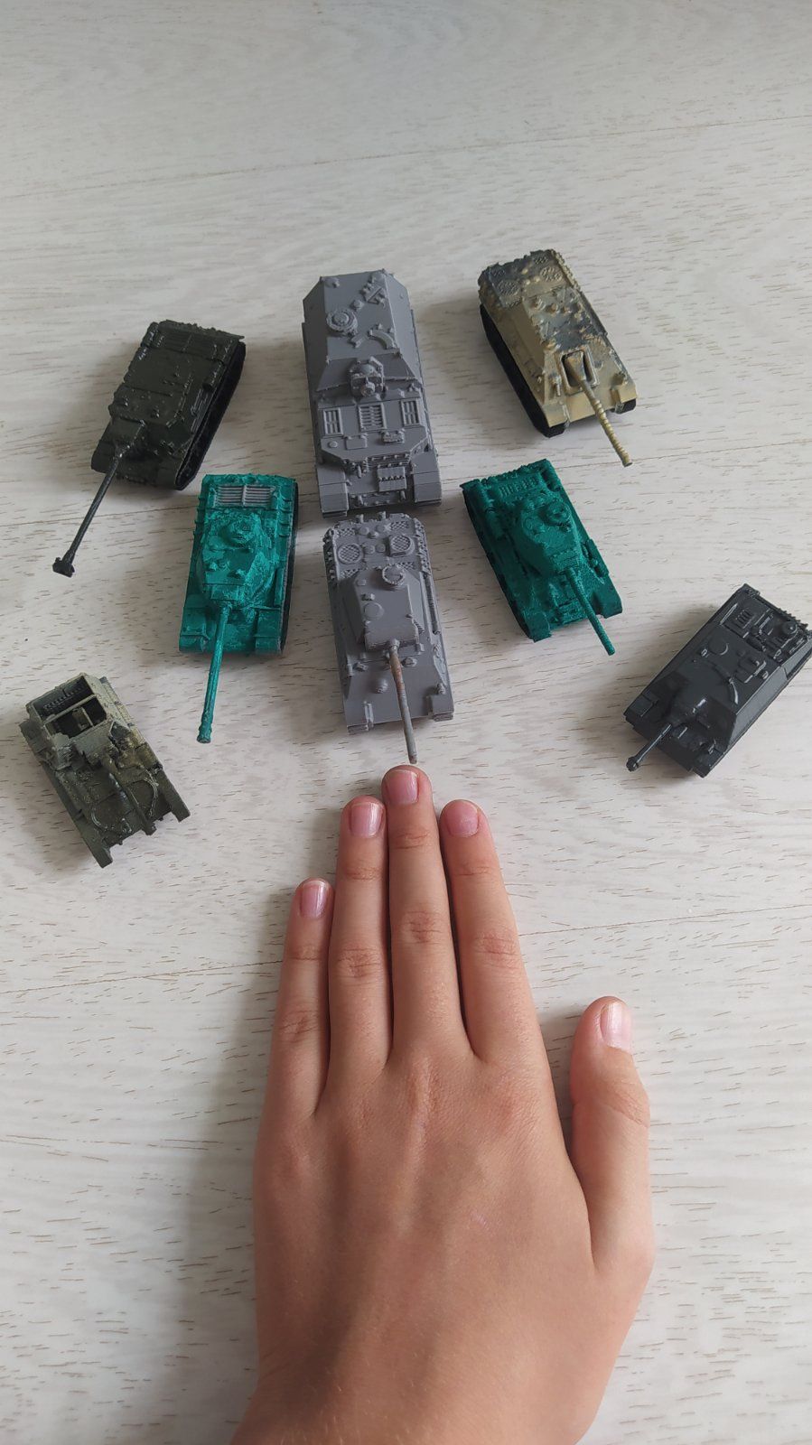 Модель танка чорного та сірого кольору, надрукована на 3D принтері