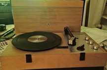 Gramofon walizkowy sprawny .