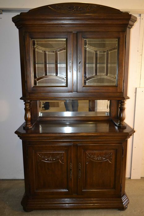 kredens stylowy . kryształy . dąb