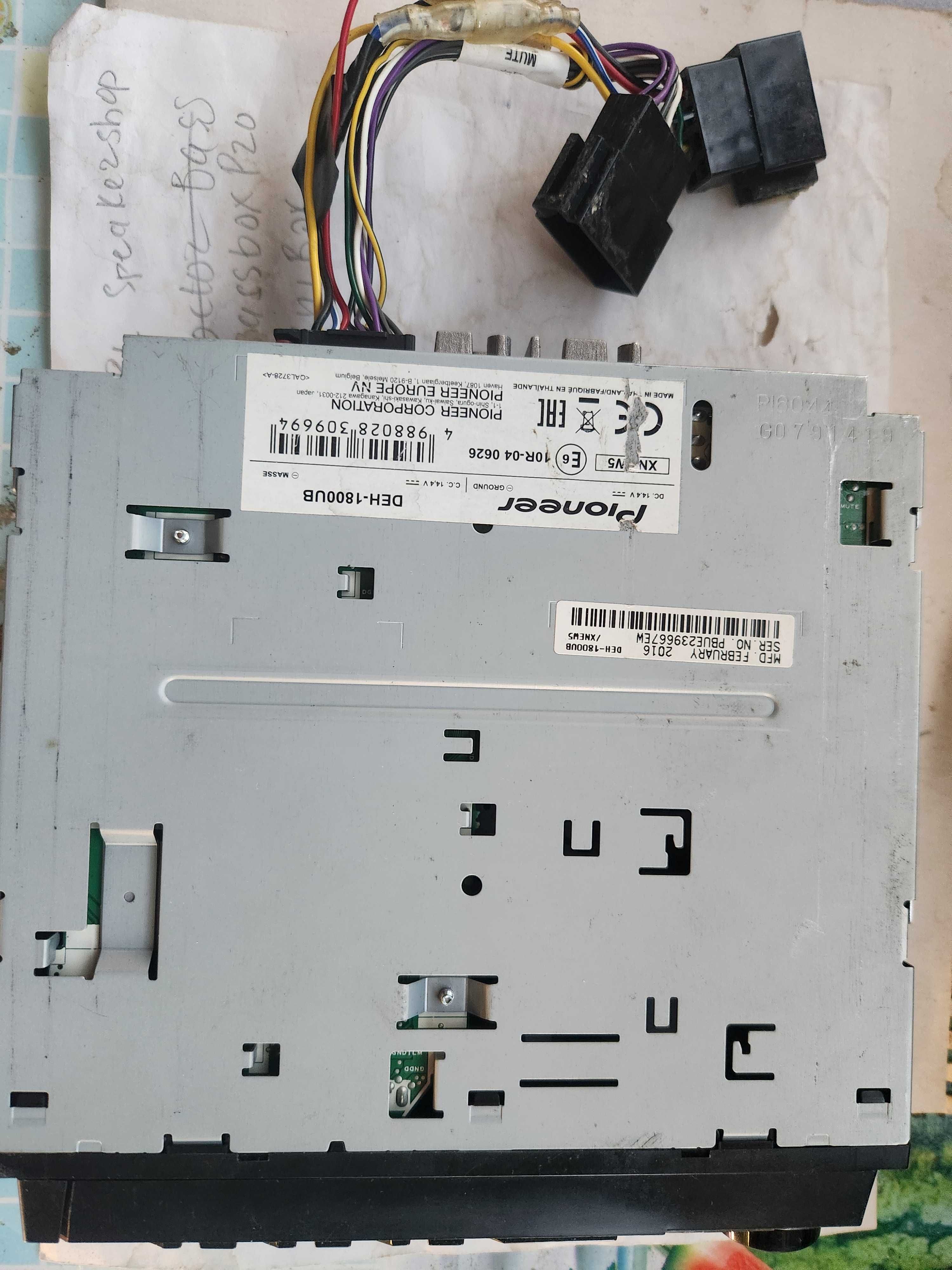 Автоприймач програвач CD дисків. Pioneer.  З колонками.