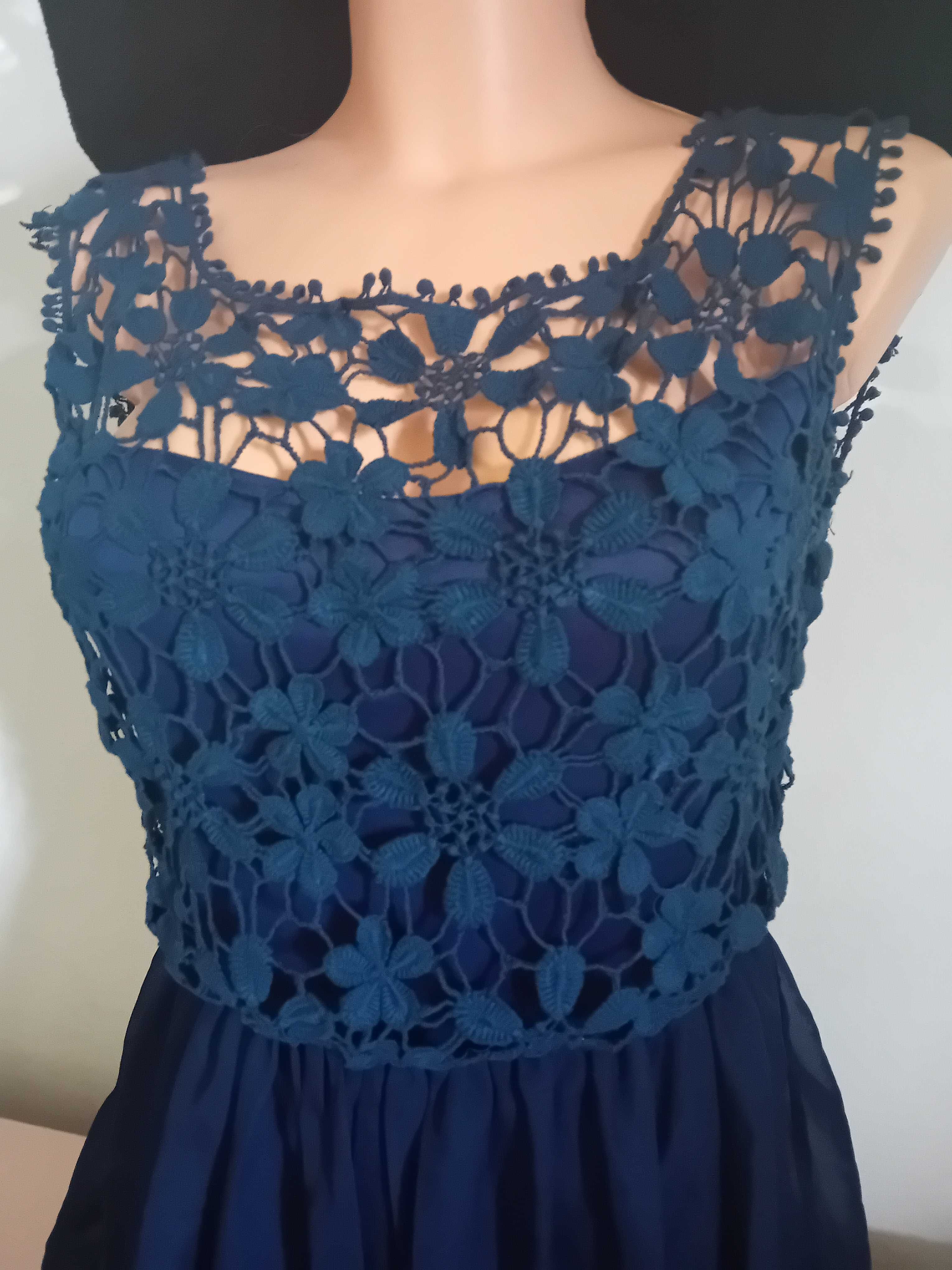 Sukienka z odkrytmi plecami