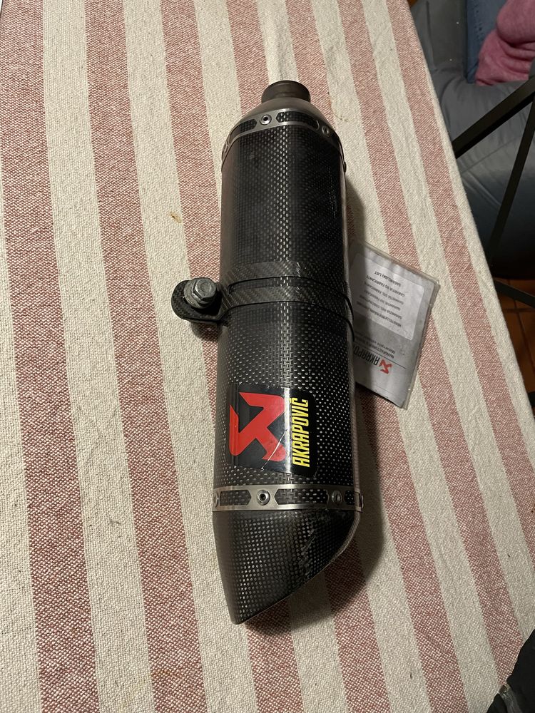 Escape Akrapovic Slip On