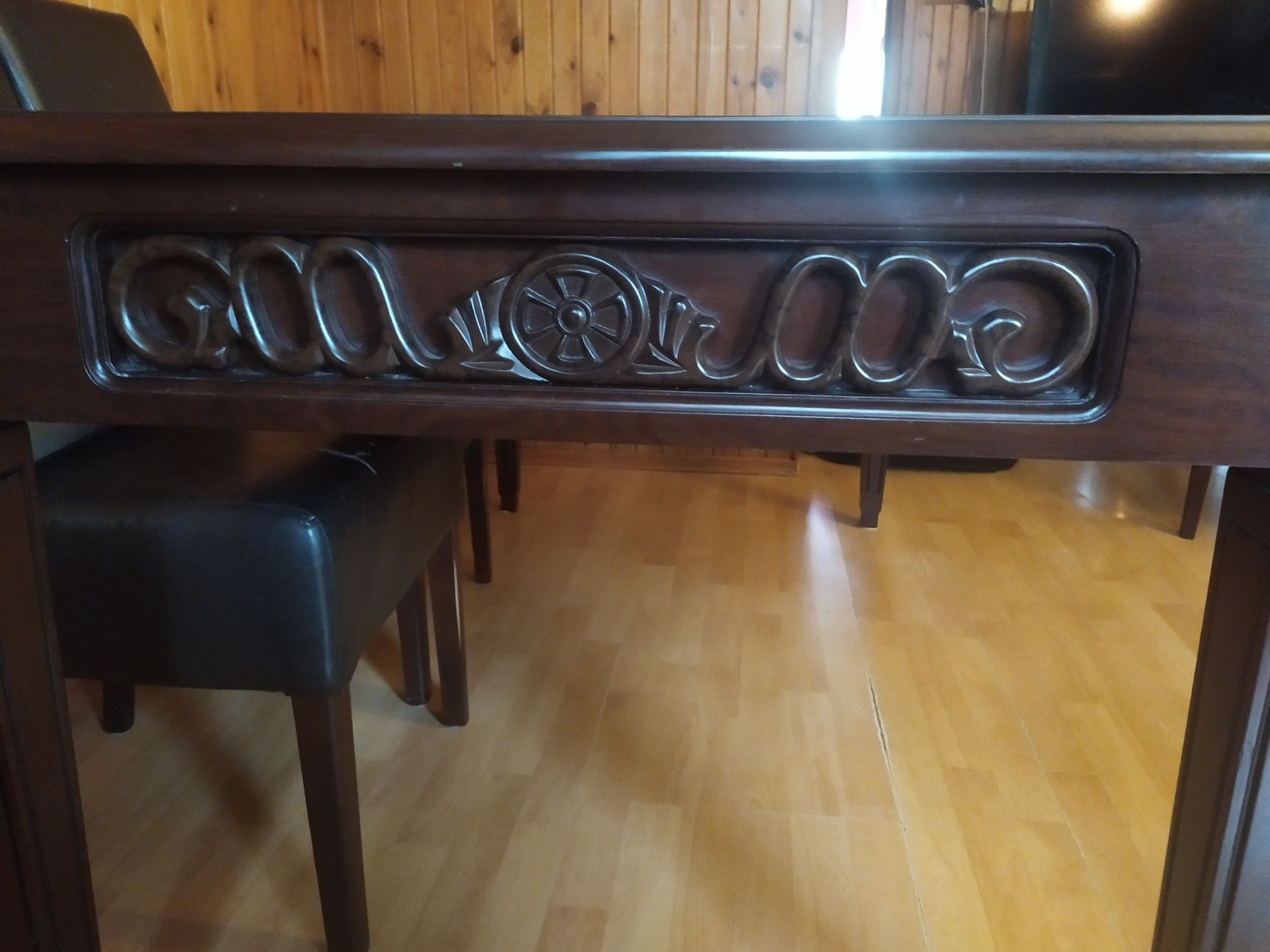 Stół rozkładany machoniowy, + cztery krzesla