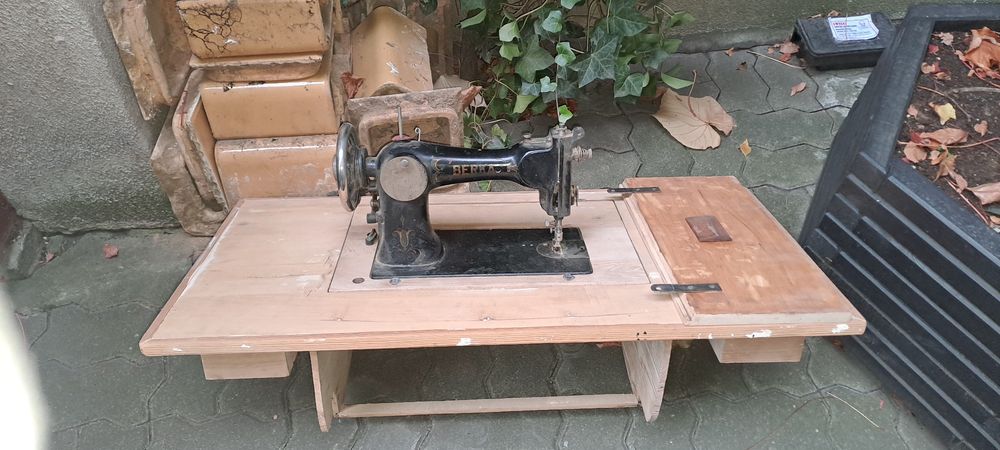 Maszyna do szycia Berka ze stołem antyk.
