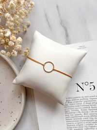 Nowa minimalistyczna bransoletka na karmelowym sznurku ze złotą karmą