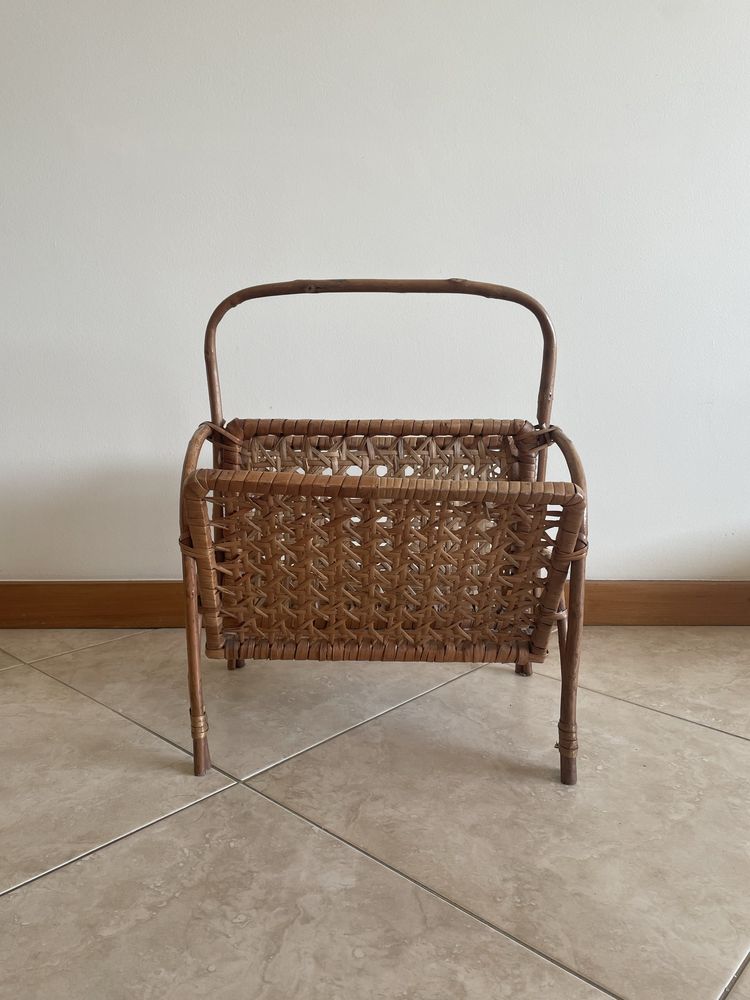 Porta revistas em verga/rattan
