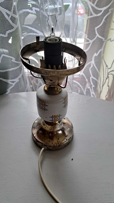 Stara porcelanowa lampka