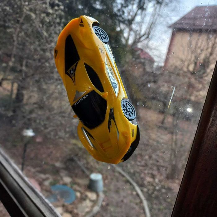 Машинка на радіо керуванні яка їздить по стінам