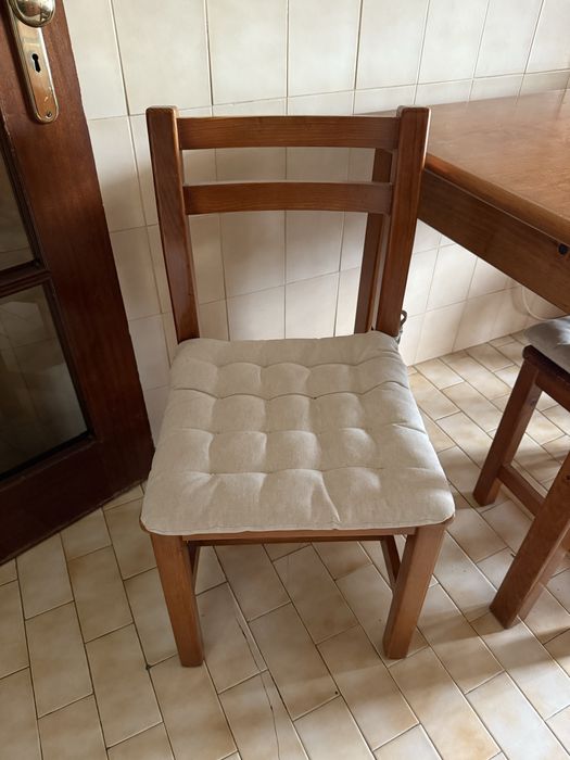 4 Cadeiras de mesa de jantar de madeira