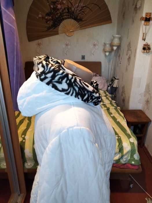 Белое демисизоное пальто.