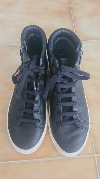 Ténis bota preta em Pele UGG