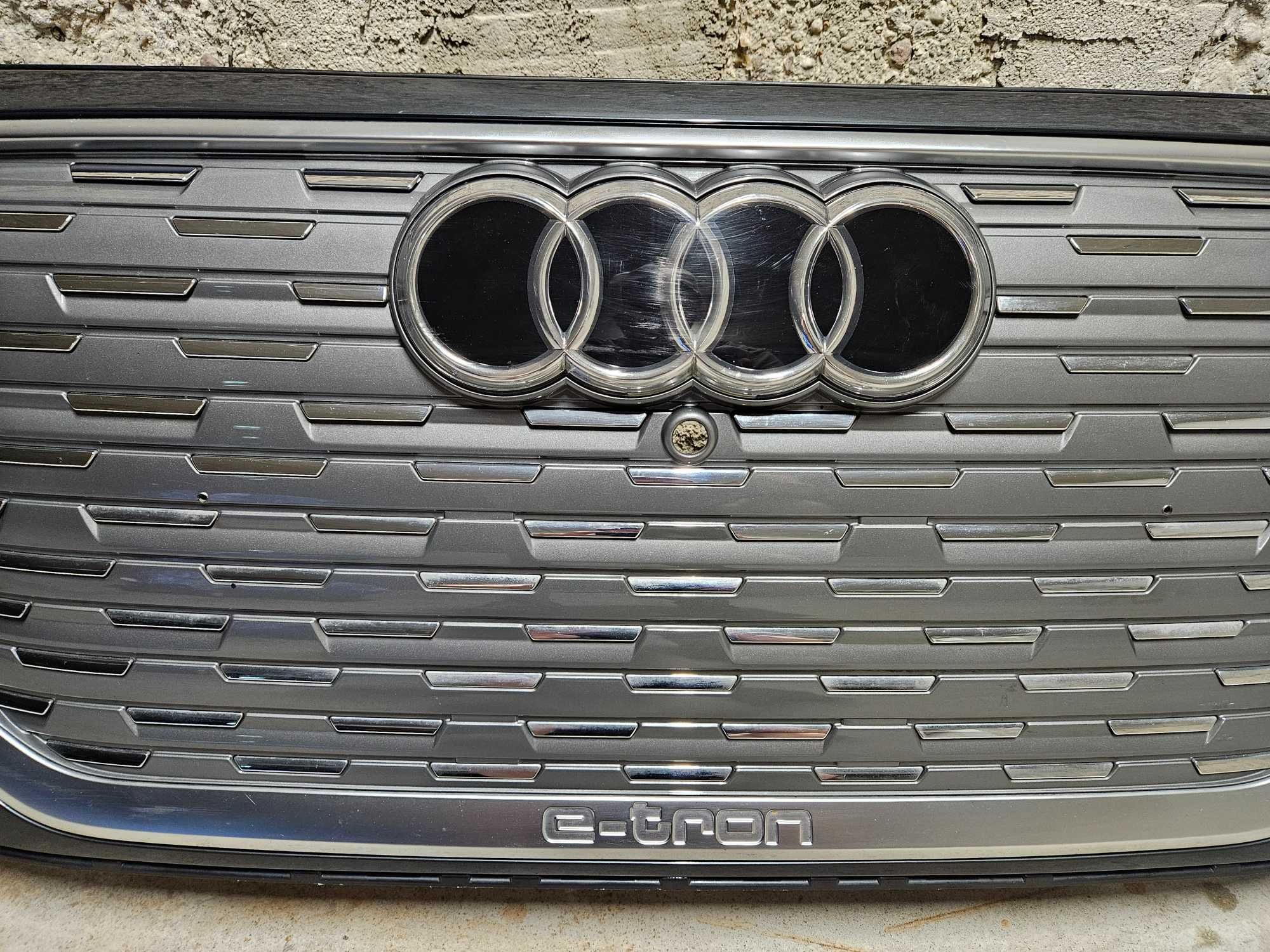 Бампер решітка фари Audi Q4 E-tron