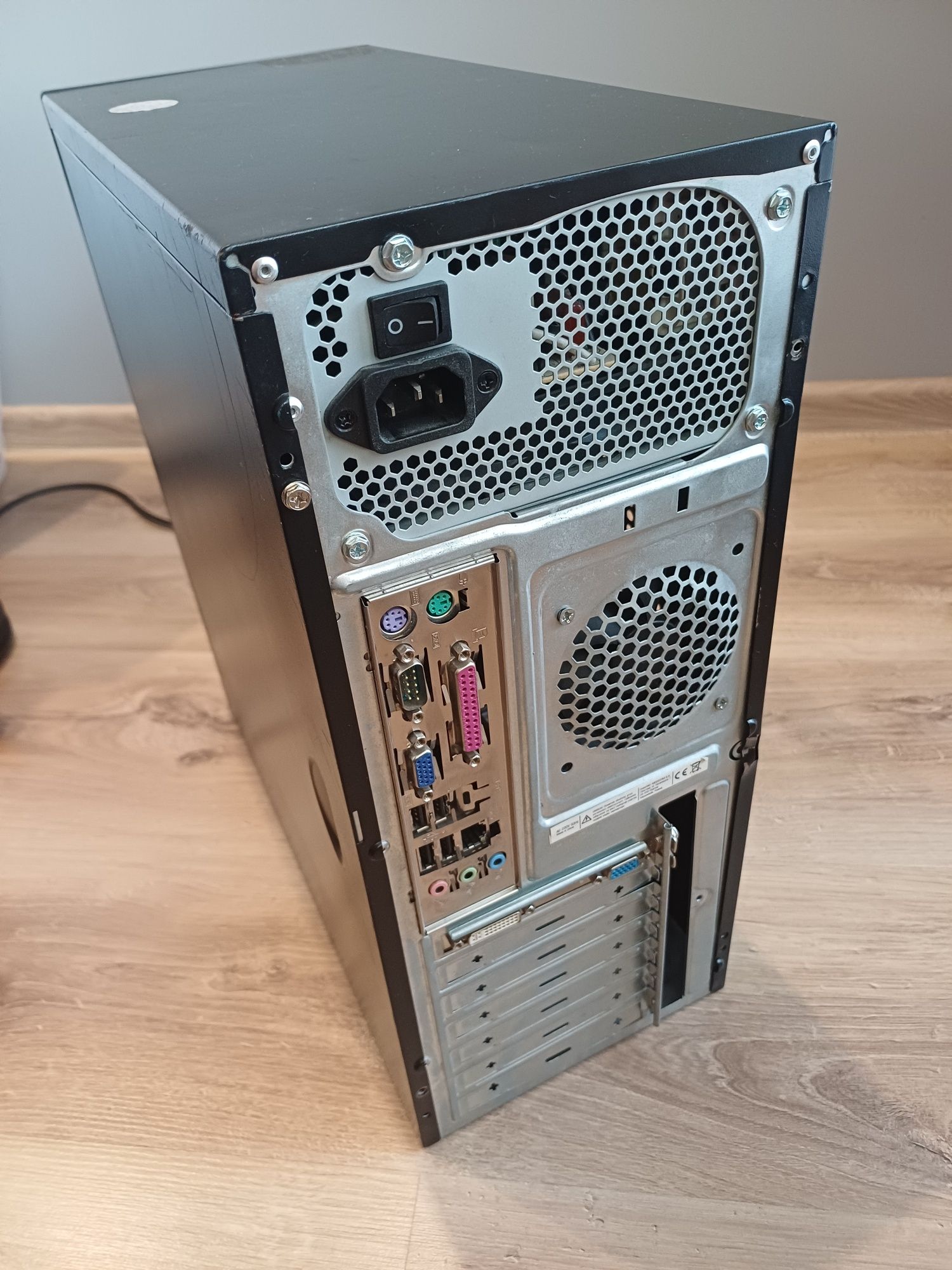 Komputer stacjonarny PC intel pentium 2 GB RAM ,512 grafika + monitor