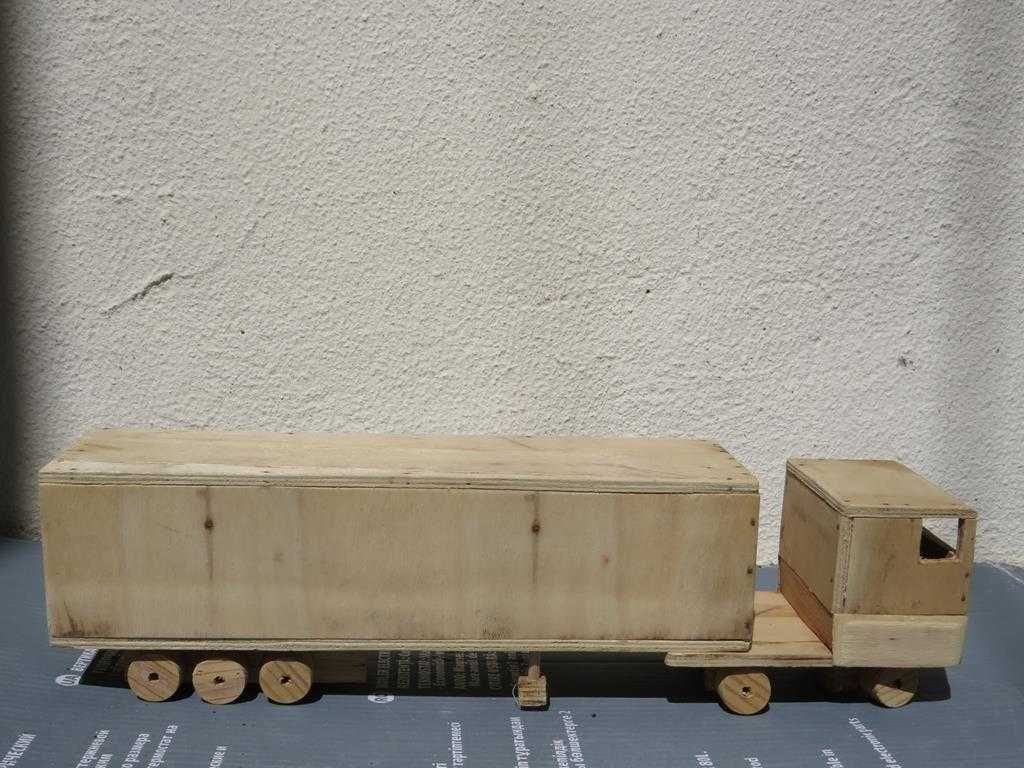 Brinquedo Camião TIR em madeira contraplacado, feito à mão