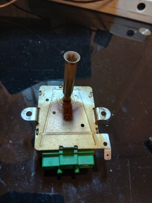 Silniczek wolnoobrotowy 4W 230V rożen
