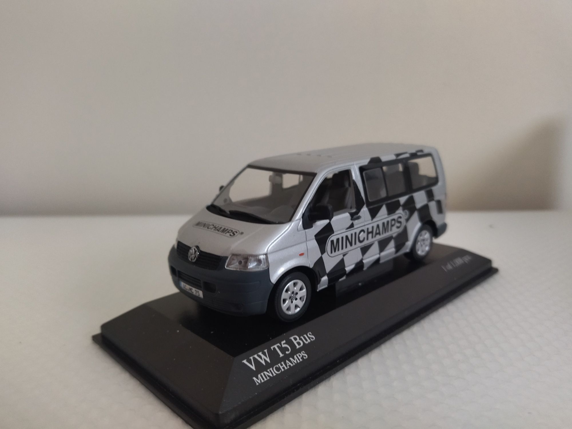 Miniatura Volkswagen T5 Bus 1/43 Nova