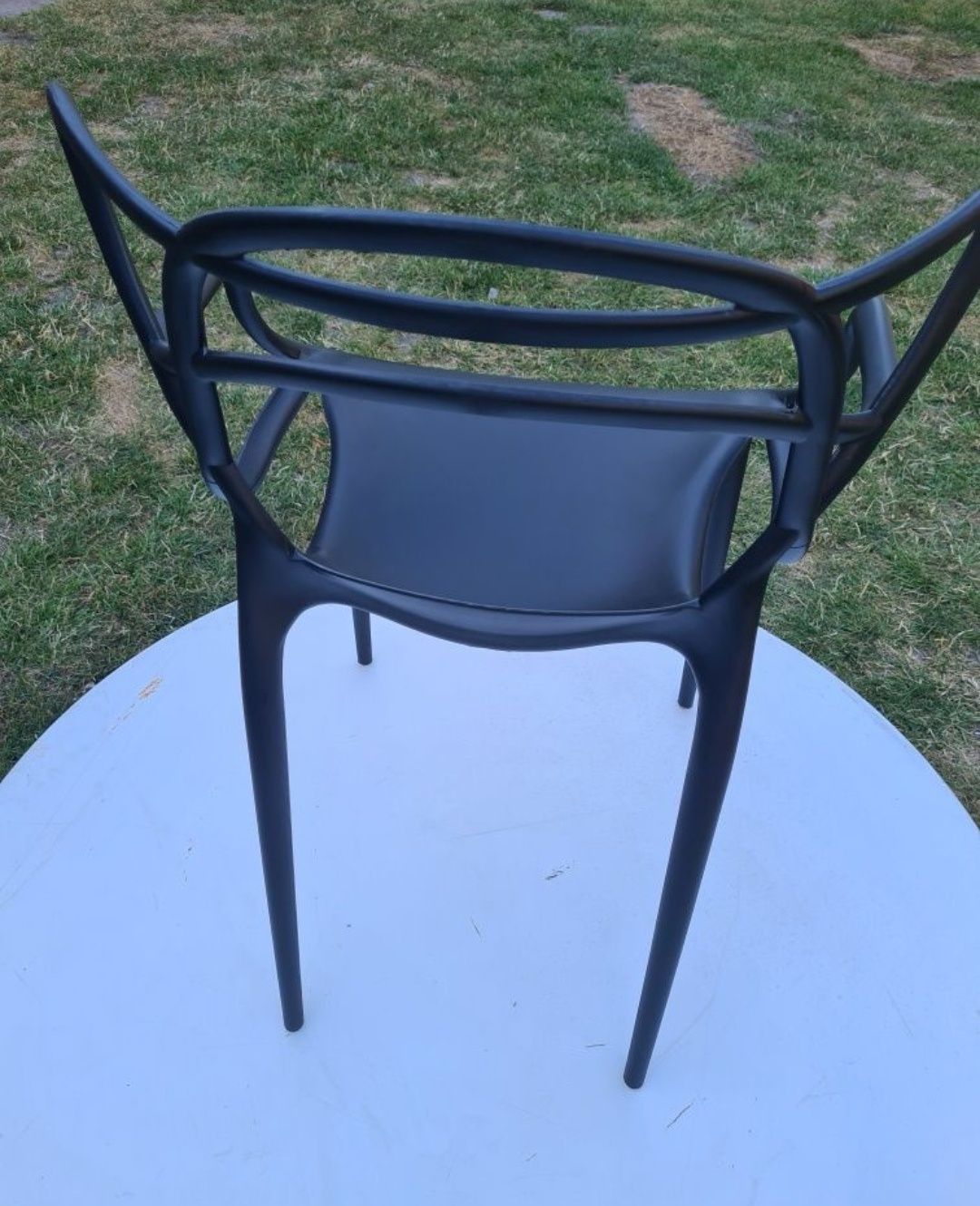 Czarne krzesła do ogrodu
