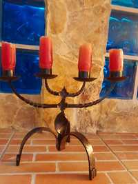 Fiambreira antiga e candelabro vintage em ferro.