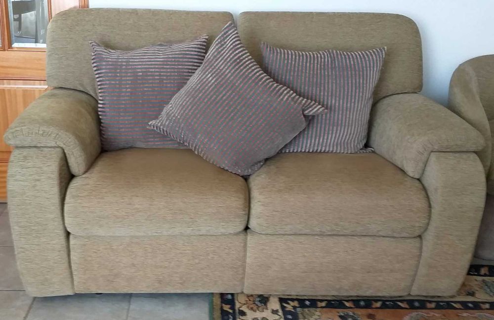 Sofá extensível de dois lugares e 3 almofadas em veludo do Gato Preto